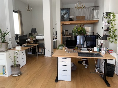 Bureau fixe individuel l'étrange fabrique — siège ergonomique, écran, lumière naturelle