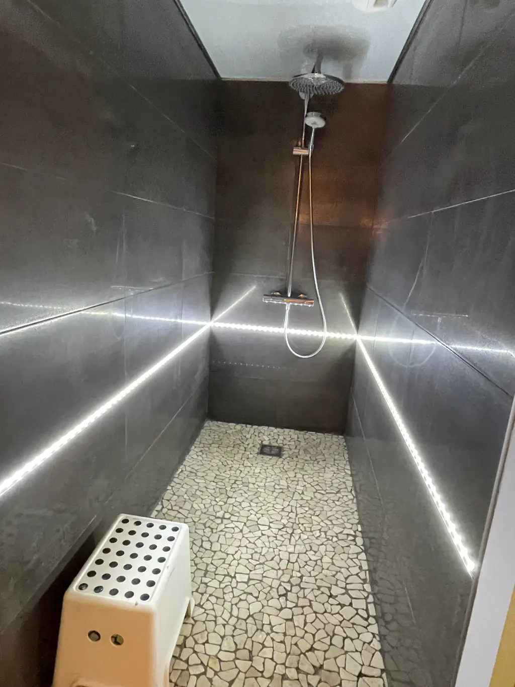 Douche disponible pour les coworkers cyclistes ou sportifs — Annecy