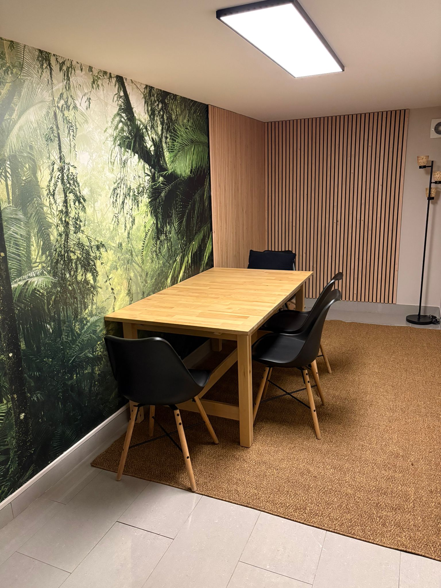 Salle de réunion privée pour rendez-vous clients — coworking Annecy centre